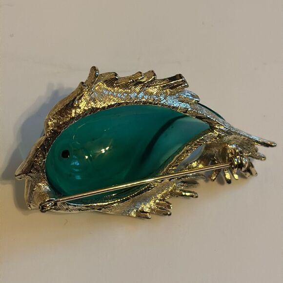 Vintage Art Deco Gold Tone and Green Clear Resin Fish Brooch Pin - Picture 4 of 7